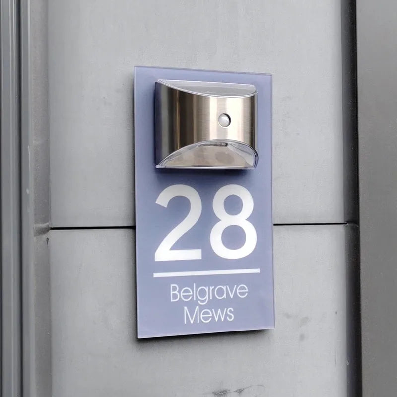 Personalized solar door plaque: elegance and visibility 